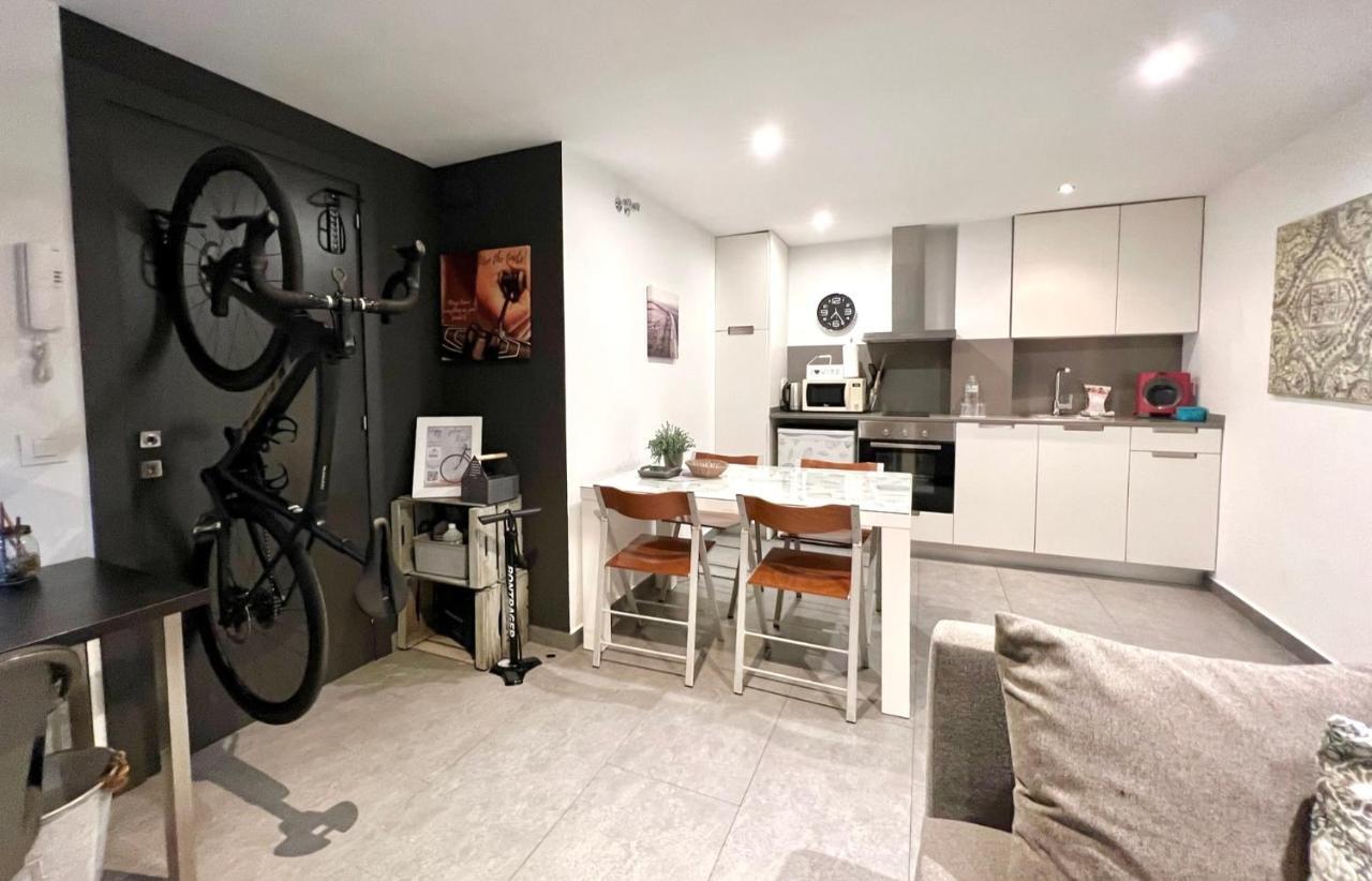 Flateli Montjuic Apartment ชีโรนา ภายนอก รูปภาพ